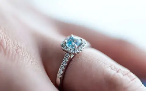Un anello di fidanzamento con un acquamarina centrale e diamanti, simbolo di un amore eterno e profondo.