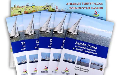 Przewodnik "Zatoka Pucka" z żaglówkami na okładce i mapą atrakcji Północnych Kaszub.