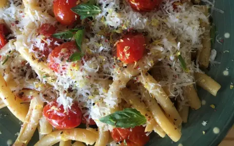 Pasta con tomates cherry, queso rallado, albahaca y ralladura de limón.