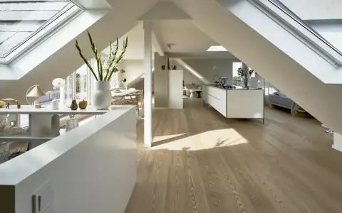 Luminoso open space mansardato con cucina moderna, zona pranzo e letto. Ottime idee sottotetto molto basso per sfruttare ogni angolo.