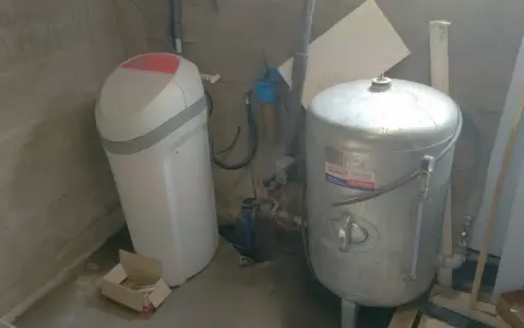 Urządzenie do uzdatniania wody i zbiornik hydroforowy. Zastanawiasz się, dlaczego ucieka powietrze z hydroforu? Może to być problem z membraną lub nieszczelnością.