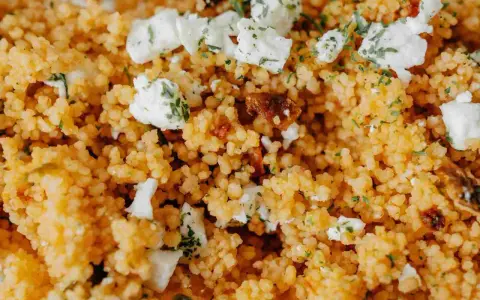 Couscous aux morceaux de feta et herbes. La différence semoule et couscous est subtile, mais ici, le couscous est prêt à être dégusté.