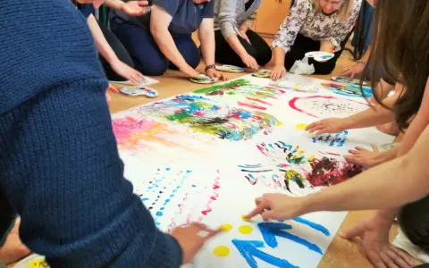 Zajęcia z arteterapii dla dorosłych - odkryj korzyści i techniki terapeutyczne