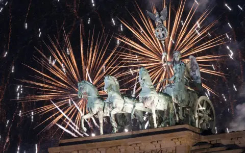 Brandenburger Tor im Feuerwerk: Ein Spektakel zum neuen Jahr.