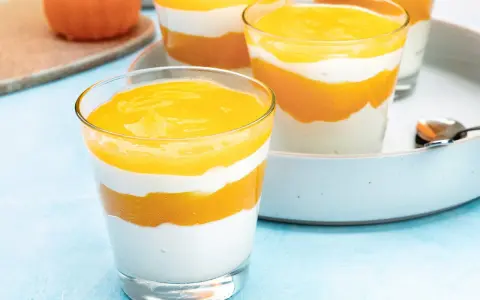 Schichtdessert mit cremigem griechischem Joghurt und fruchtiger Mango- oder Maracujapüree. Ein erfrischendes Solero Dessert.