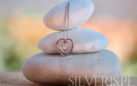 Naszyjnik z krzyżykiem bocznym - co oznacza jego kontrowersyjne znaczenie?
