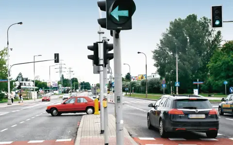 Zielone światło dla lewoskrętu na skrzyżowaniu. Znak S3 informuje o tym kierowców.