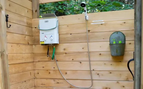 Holzdusche mit durchlauferhitzer frostsicher, Duschkopf und Seifenspender. Perfekt für Camping.