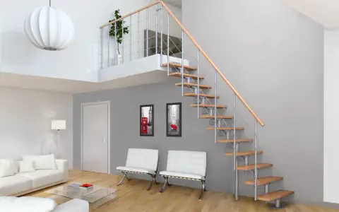 Nowe piętro ma 10 schodów. W salonie biała kanapa, szklany stolik i obrazy z Londynu.