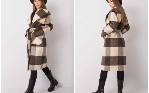 Eleganckie płaszcze w kratę w odcieniach brązu i beżu, idealne na jesienne stylizacje. Modelka prezentuje je z brązowym kapeluszem i czarnymi kozakami.