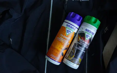Dwa preparaty Nikwax na czarnej kurtce Patagonia. Dowiedz się, jak prać Gore-Tex, by zachować jego właściwości.