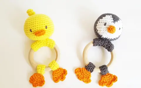 Sonajeros amigurumi de patito y pingüino, perfectos para las manitas de los peques.