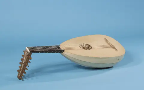 Un bel instrument de musique ancien, un luth, avec sa caisse de résonance bombée et son manche orné de chevilles.