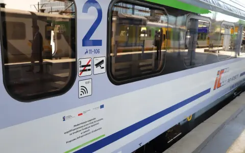 Na wagonie PKP Intercity widnieje symbol zakazu palenia, a nie piwa. Podróżni mogą korzystać z WiFi.