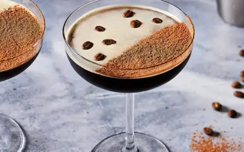 Dwa eleganckie koktajle z pianką, posypane kakao i ziarnami kawy. Idealne do picia z Baileys, gdy masz ochotę na coś słodkiego.
