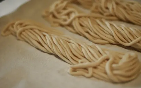 Pici freschi pronti per essere cotti. Ecco come fare i pici fatti in casa, un classico della cucina toscana.
