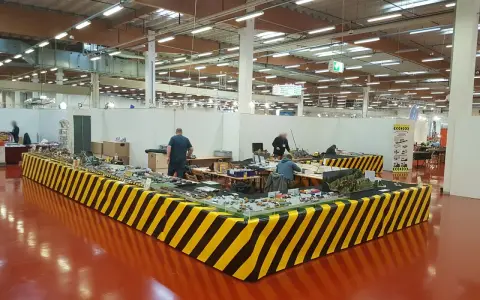 Modellbau-Fans bestaunen detailreiche Dioramen auf den Lipper Modellbautagen.