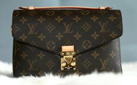 Elegancka torebka Louis Vuitton z monogramem. Zastanawiasz się, ile kosztuje torebka Louis Vuitton?