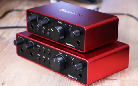 Dwa czerwone interfejsy audio Focusrite Scarlett Solo 3gen i Scarlett 2i2 ułożone jeden na drugim.