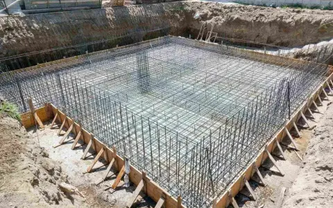 Siatka zbrojeniowa tworzy solidny fundament pod przyszły budynek.
