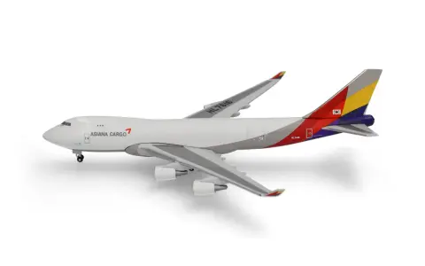 Modellflugzeug von Asiana Cargo im Maßstab 1 zu 500, mit koreanischer Flagge am Heck.