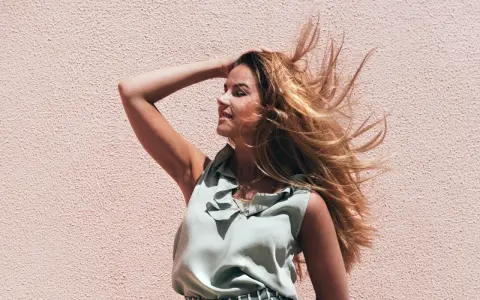 Volumenpuder für Haare: So verleihen Sie Ihrem Haar sofort Fülle