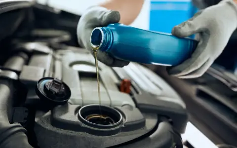 Motul czy Castrol 5W30 - który olej silnikowy zapewni lepszą ochronę?