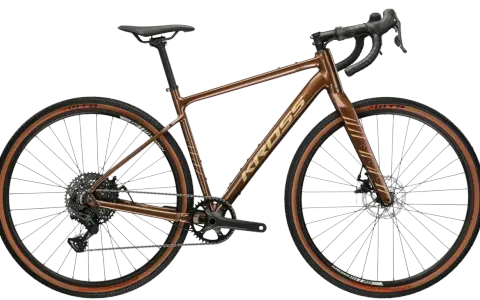Brązowy rower gravelowy Kross Esker 2.0 Gen 2 z napędem i hamulcami tarczowymi.