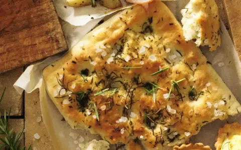Pyszna focaccia z rozmarynem i solą morską, idealna do każdego posiłku. Prosty przepis na domową focaccię.