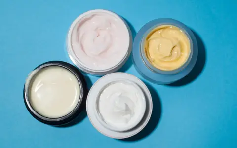 Creme für sehr trockene Gesichtshaut: So finden Sie Ihre Wohlfühlpflege