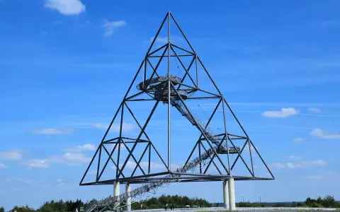 Der Tetraeder Bottrop mit seinen begehbaren Treppen ragt in den blauen Himmel.