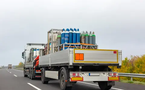 Ciężarówka z butlami gazowymi, transport ADR klasa 2.