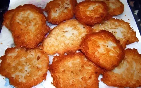 Tortel di patate dorati e croccanti, appena fritti, pronti per essere gustati.