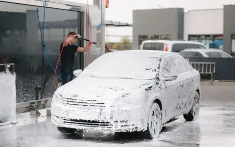 Aktywna piana na myjni: Jak umyć auto bez smug i zarysowań?