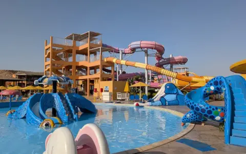 Kolorowy aquapark z licznymi zjeżdżalniami i basenami, idealne miejsce na wakacje z rodziną w Pickalbatros.