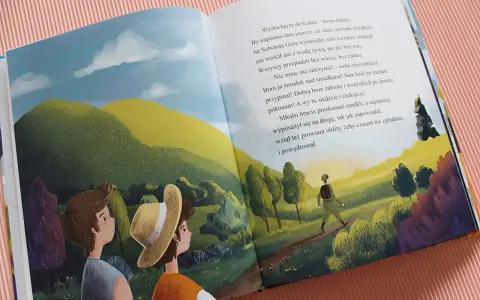 Dwóch chłopców patrzy na krajobraz, gdzie samotny podróżnik idzie ścieżką. To ilustracja z baśni o Sobotniej Górze.