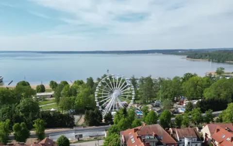 Widok na jezioro i park rozrywki z diabelskim młynem w Giżycku.