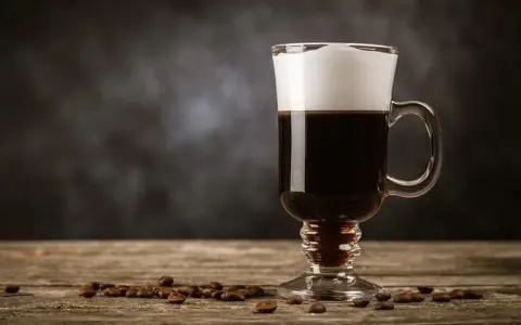Irish Coffee: Przepis mistrza i triki, by smakowała jak z Dublina.