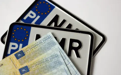 Nowy dowód rejestracyjny i tablice rejestracyjne z literami "P" i "R".