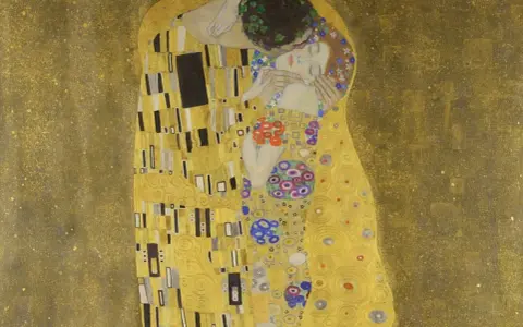 Le baiser de Klimt, un couple enlacé dans une étreinte dorée, leurs corps recouverts de motifs abstraits et floraux.