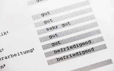 Zeigt eine Liste mit Noten, darunter "gut", "sehr gut" und "befriedigend". Eine schulnote, die die Leistung eines Schülers bewertet.