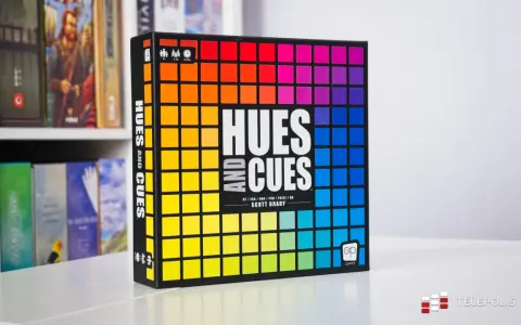 Gra planszowa "Hues and Cues" z tęczową paletą barw na okładce. Odkryj subtelne odcienie i wskazówki, by wygrać!