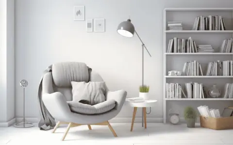 Un sillón cómodo junto a una estantería llena de libros, creando una acogedora biblioteca en casa.