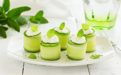 Rotolini di cetriolo ripieni di formaggio fresco e menta, un'idea per zucchine ripiene velocissime e fresche.