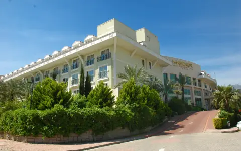 Nowe, jasne budynki hotelowe z balkonami i palmami. Wiele zieleni. Meder Resort Hotel opinie są pozytywne.