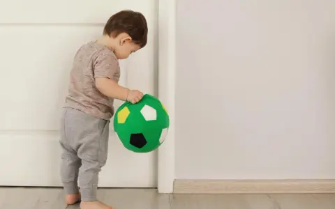 Skok rozwojowy 15 miesiąc: Ile trwa? Jak przetrwać bunt?
