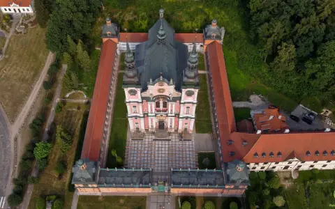 Widok z lotu ptaka na barokowy zespół klasztorny. To idealne miejsce na zwiedzanie, gdy planujesz święta lipka trasę.
