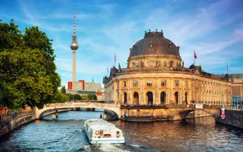 En turist i Berlin njuter av en båttur på Spree, förbi Bode-museet och Fernsehturm.