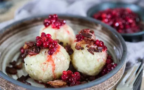 Tre saftiga paltar toppade med lingon och knaperstekt fläsk. Ett klassiskt palt recept som väcker aptiten.
