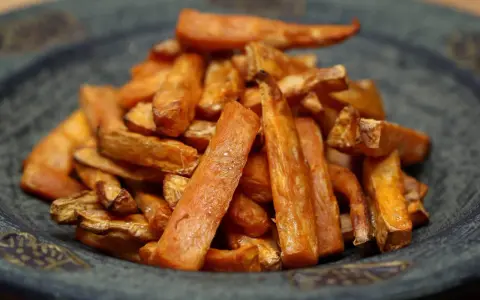 Kalorie frytek z batatów: pieczone vs smażone. Sprawdź!